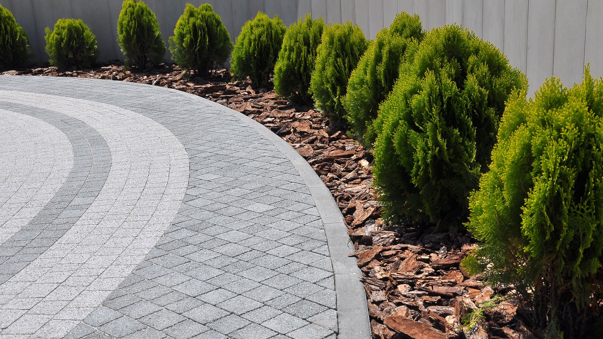 Pihan kiveys harkiten – materiaalit, muodot ja värien valinta