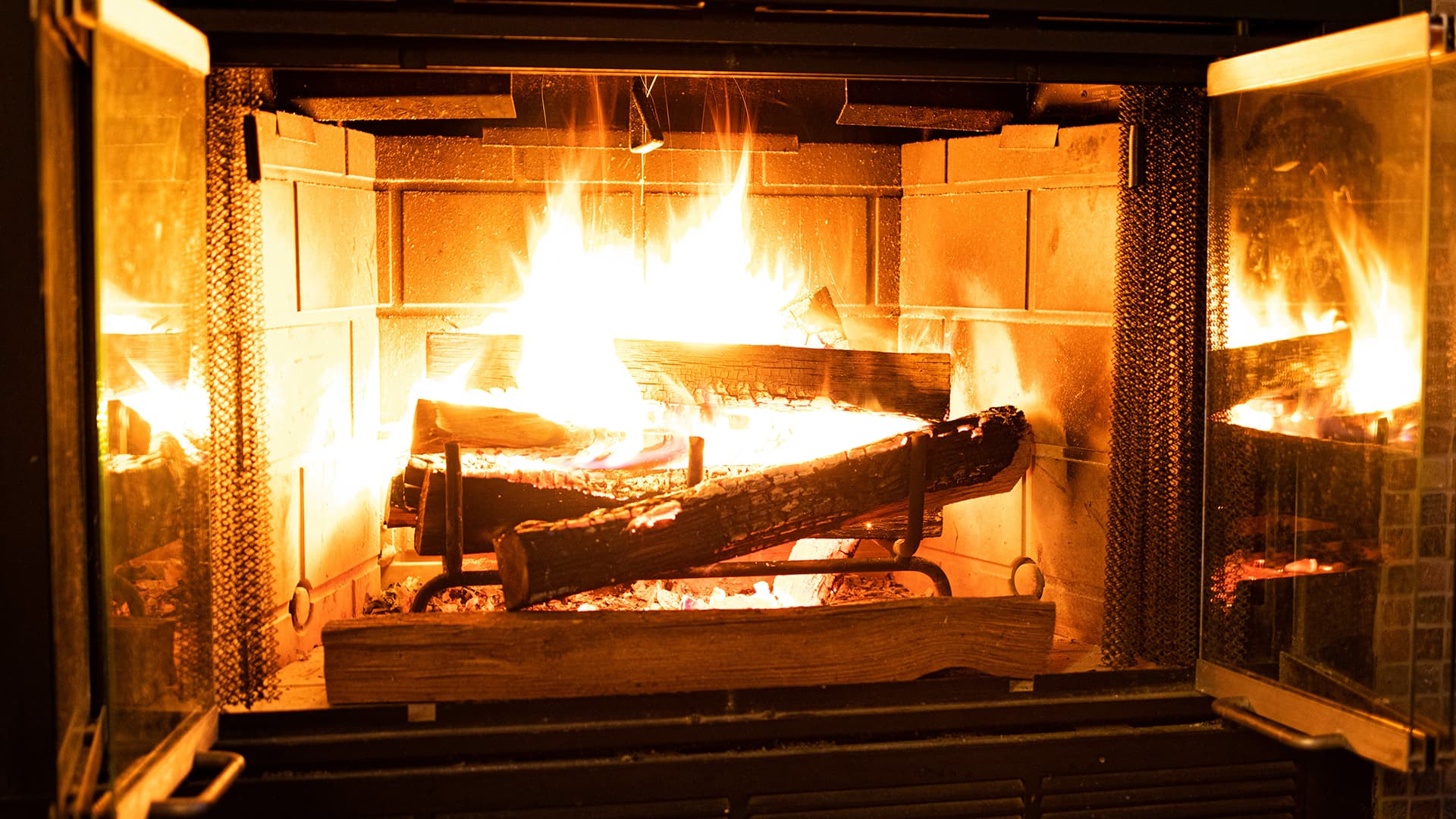 Erinomainen yhdistelmä kylmyyttä vastaan: tiilipiippu ja varaava tulisija