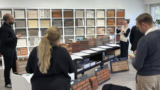 Arkkitehdit tutustumassa Wienerbergerin tiilinäyttelyyn Helsingissä
