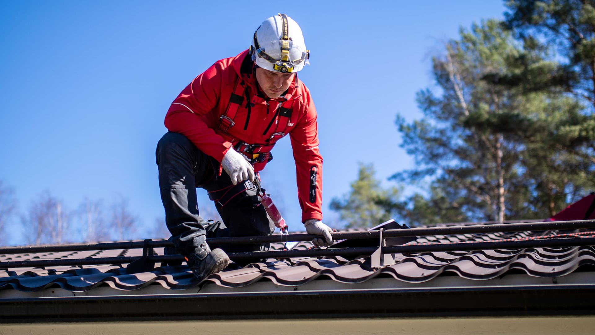 Kodin arvo nousee, kun paikat pitää kunnossa - Näin kotitalous­vähennyksen voi hyödyntää kattoremontissa