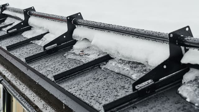 Lumieste asennettuna katolle. Katolla näkyy hieman lunta.