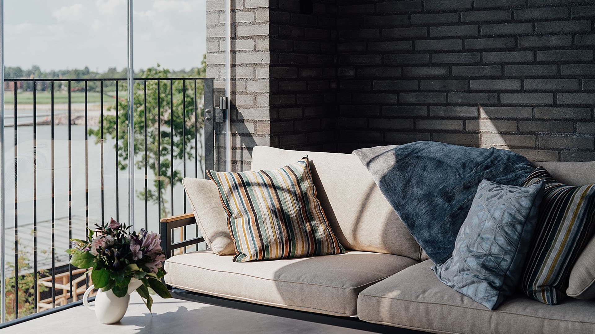 <p data-block-key="f7mgn">Queen's Stone Loviisan Asuntomessuilla: terassi jolla viihtyy.</p>