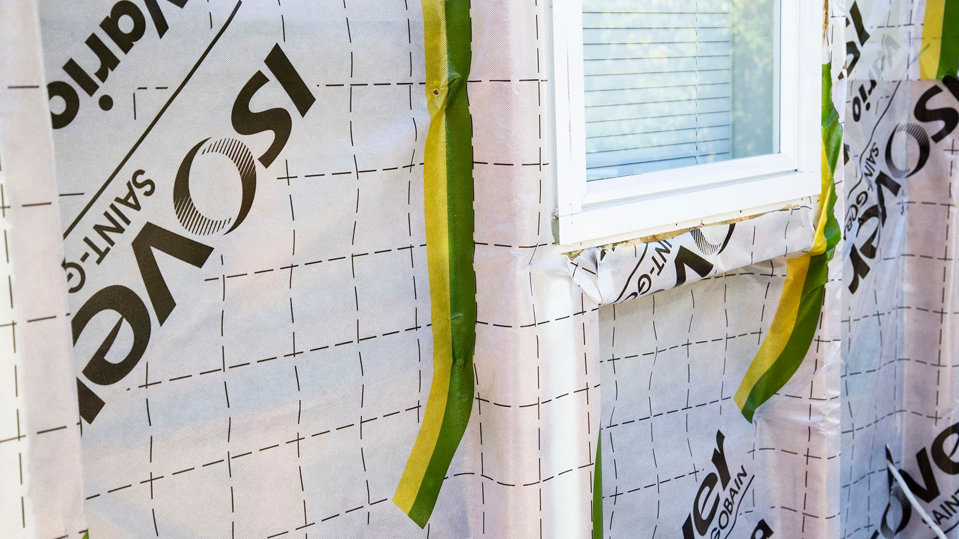 ISOVER Vario höyrynsulku asennettuna seinään.