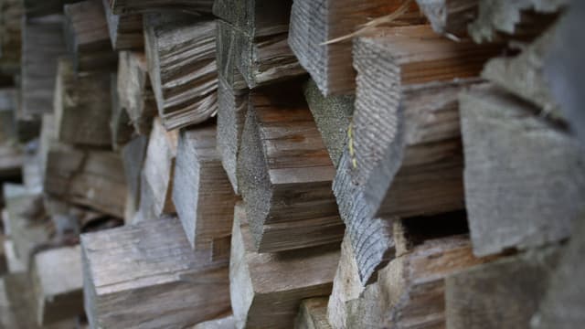 Polta ainoastaan kuivaa ja puhdasta puuta