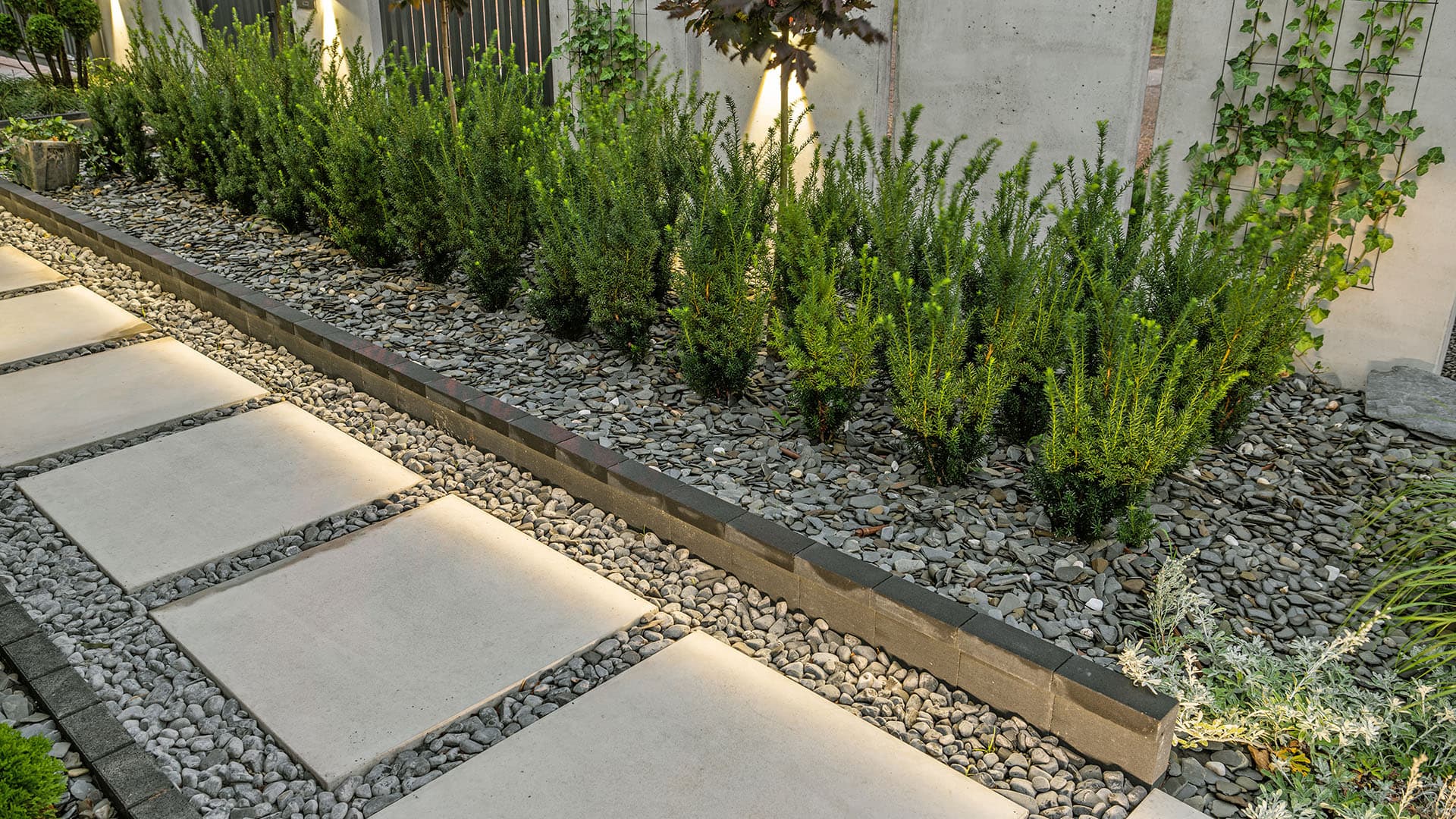 <p data-block-key="liwbp">Kivilaatat toimivat hyvin myös yksittäisinä askelmina. Pienempi irtonainen kivi tekee pihakiveyksestä keveän oloisen ja modernin.</p>