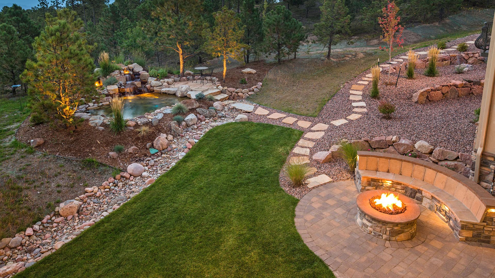 <p data-block-key="zbs7d">Useammasta kivityypistä rakennettu pihatie näyttää elävältä ja toimii hyvin, kun linjat ja sävyt ovat keskenään yhtenäiset. (Kuva: Shutterstock)</p>