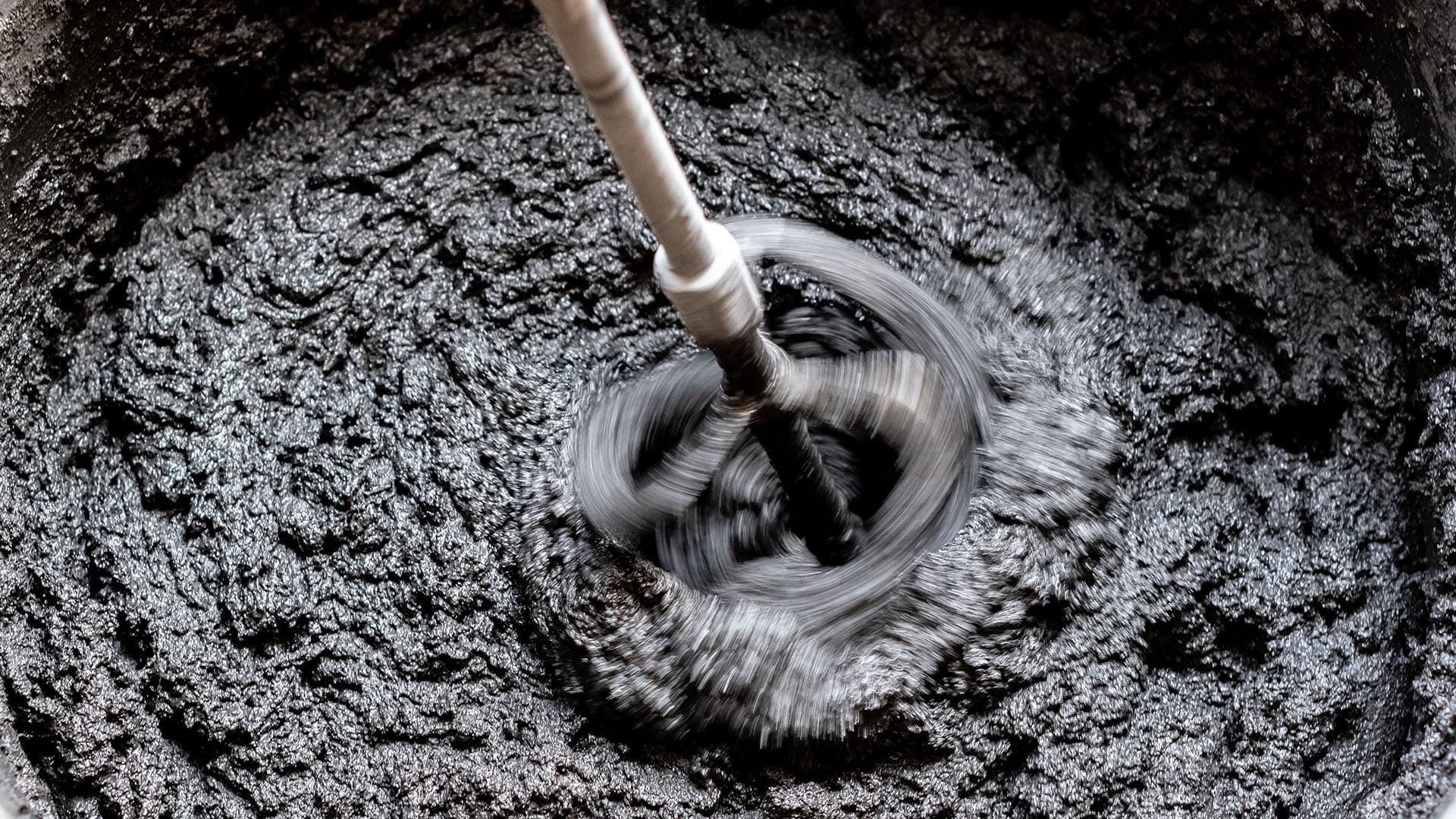 tasoitemassan sekoitus vispilällä