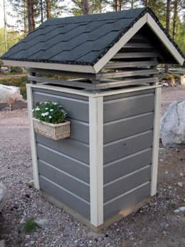 <p data-block-key="vsf3v">Yli jääneistä jalkalistoista tehtiin katokseen koristelistat. Jätekatoksen maalattiin päärakennuksen sävyyn hirsimaaleilla.</p>