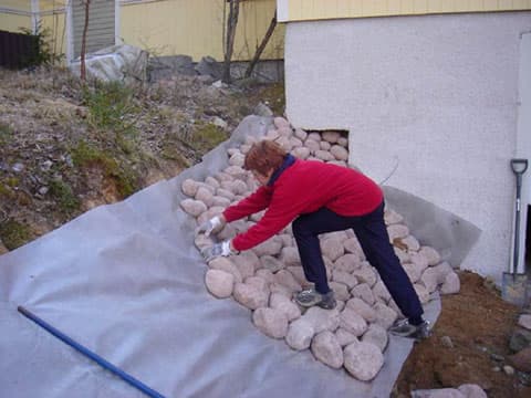 <p data-block-key="je6ry">Kivet ladottiin siten, että alimpaan riviin, syvennykseen, aseteltiin isompia kiviä ja pienet kivet siitä ylöspäin.</p>