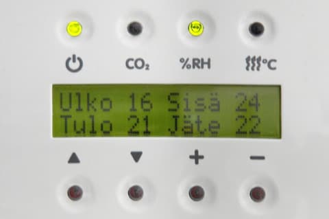 <p data-block-key="a8fzr">Jorma Luoma suosittelee vahvasti ilmanvaihtojärjestelmää, jossa on automaattinen säätö. Kosteuden tai hiilidioksidipitoisuuden mukaan automaattisesti ohjautuva ilmanvaihto pitää sisäilman tasaisen laadukkaana ja kosteus- ja huurtumisongelmat poissa paremmin kuin käyttäjien muistin tai viitseliäisyyden mukaan toimiva ohjaus. Vallox-ilmanvaihdon tarpeenmukainen toiminta on myös energaitaloudellinen ratkaisu.</p>