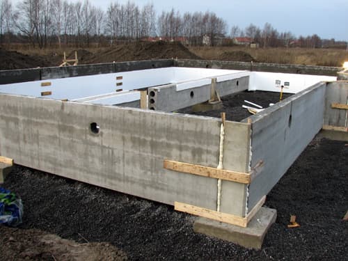 <p data-block-key="67lyi">Perustuselementeistä ja ontelolaatoista perustukset ja alapohja valmistuvat nopeasti. Perustukseet valmiina odottamassa ontelolaattojen asennusta.</p>