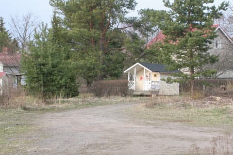 Vanhan kodin pihasta tuotiin leikkimökki tontin perälle. Leikkimökin lopullinen paikka varmistuu suunnitelmien edetessä.