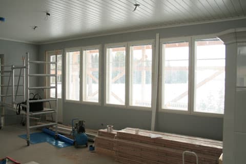 <p data-block-key="8r2yu">Olohuoneen ikkunat paljaina kohteen tutustumispäivänä. Oikealla näkyy takan kulma. Vasemmassa päädyssä on työhuone.</p>