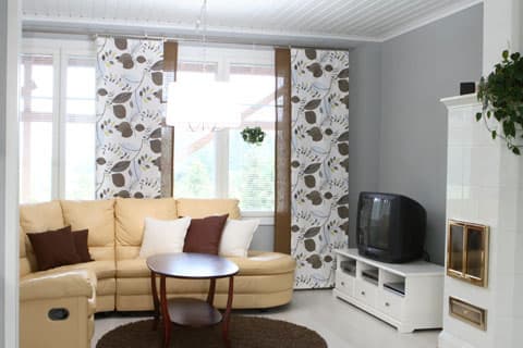 <p data-block-key="m1z33">Luonnollisia sävyjä uusissa tekstiileissä ja pintamateriaaleissa. Seinässä Tikkurilan harmaa tunto-struktuuripinnoite. Kuva on otettu keittiöstä.</p>