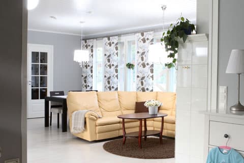 <p data-block-key="2w3em">Tässä kuvassa lehtikuvioisen paneeliverhon parina on yksivärinen valkoinen. Yläkuvassa lehtikuosi yhdistyy siitä poimittuun ruskeaan. Alempi kuva on otettu eteisestä.</p>