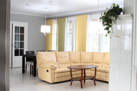 <p data-block-key="y5aqu">Paneeliverhoissa keväistä keltaista ja vihreää. Koristetyynyt ja matto puuttuvat.</p>