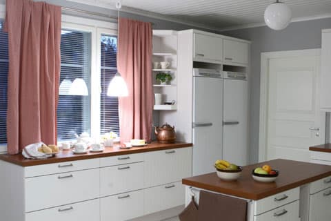 <p data-block-key="wtg2h">Erilainen verhojen ripustustapa.</p>