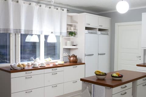 <p data-block-key="elyut">Keittiön ilme muuttuu, kun tankoon ripustetaan valkoinen siniruutuisella kankaalla kantattu purjerenkainen kappaverho. Saarekkeessa verhoihin sopivat siniruudullinen keittiöpyyhe ja patalappu.</p>