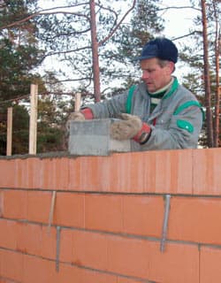 <p data-block-key="ssv9e">Suuren kokonsa ja pystyponttiensa ansiosta muuraustyö etenee nopeasti. Muuraustyössä käytetään muuraustyötä nopeuttavaa muurauskelkkaa.</p>
