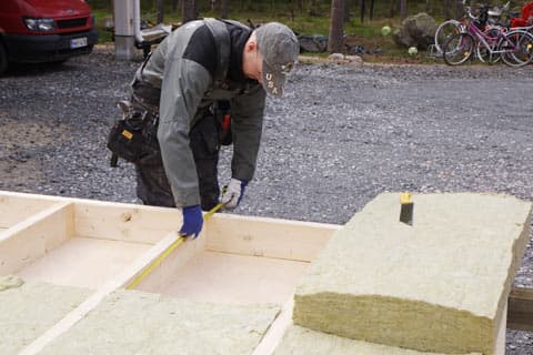 <p data-block-key="f67xc">Pohjakehikko on tehty ja käännetty siten, että pohjavaneri on oikeassa pinnassa. Eristystyö on alkamassa vuorivillalla.</p>