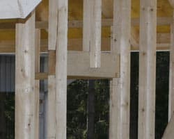 <p data-block-key="83idw">Ikkunapäädyssä kurkihirren vaakatuki, jonka päältä runkotolppa lähtee.</p>