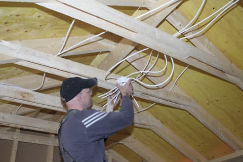 <p data-block-key="f6x2a">Sisäpuolella on asennettu ristikoiden tuet paikoilleen.</p>