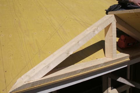 <p data-block-key="2s1nm">Kehikko 2 on nostettu rakennuksen lappeen päälle.</p>