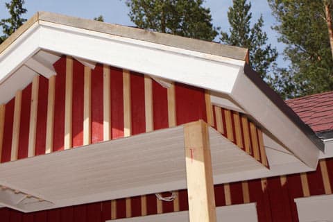 <p data-block-key="0zq5v">Sisääntulokatos on viimeistelyä vaille valmis.</p>