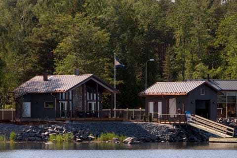 <p data-block-key="v8eqa">Eikka-mökki mereltä kuvattuna.</p>