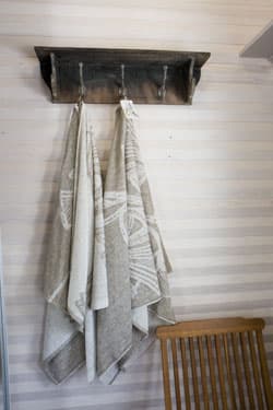 <p data-block-key="93pr4">Seinälle on asennettu naulakko pyyhkeiden tai vaatteiden ripustamista varten.</p>