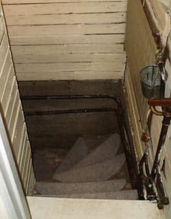 <p data-block-key="4iwaw">Portaat kellariin.</p>