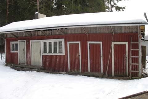 <p data-block-key="qwaik">Ulkorakennuksessa on sauna, hellahuone ja kaksi puuvajaa.</p>
