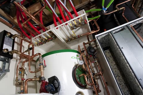 Energiatehokas järjestelmä hyödyntää maalämmön energioita.