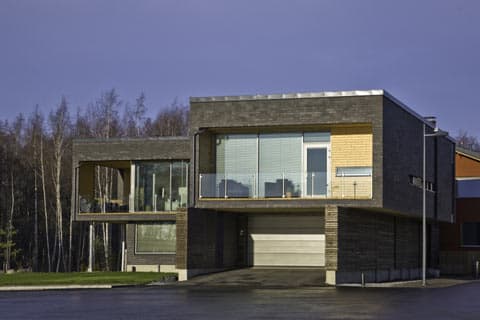 <p data-block-key="v0wcx">Tumma väri luo rakennukselle arvokkuutta ja omaleimaisuutta.</p>