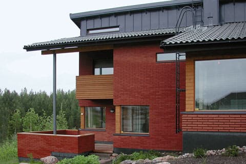 <p data-block-key="52upu">Punainen tiili sopii hyvin yhteen esimerkiksi eri värein käsiteltyjen puupintojen kanssa.</p>