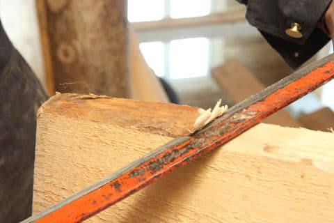 <p data-block-key="vnygy">Tuppeensahatun laudan reunoilla on vielä kuorta jäljellä.</p>