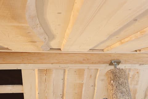 <p data-block-key="wl3j1">Lautojen luontaiset muodot koristavat huvilan sisäkattoa.</p>