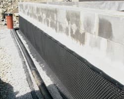 <p data-block-key="izhse">Levyä asennettaessa varmista, että nystyrät tulevat seinää vasten.</p>