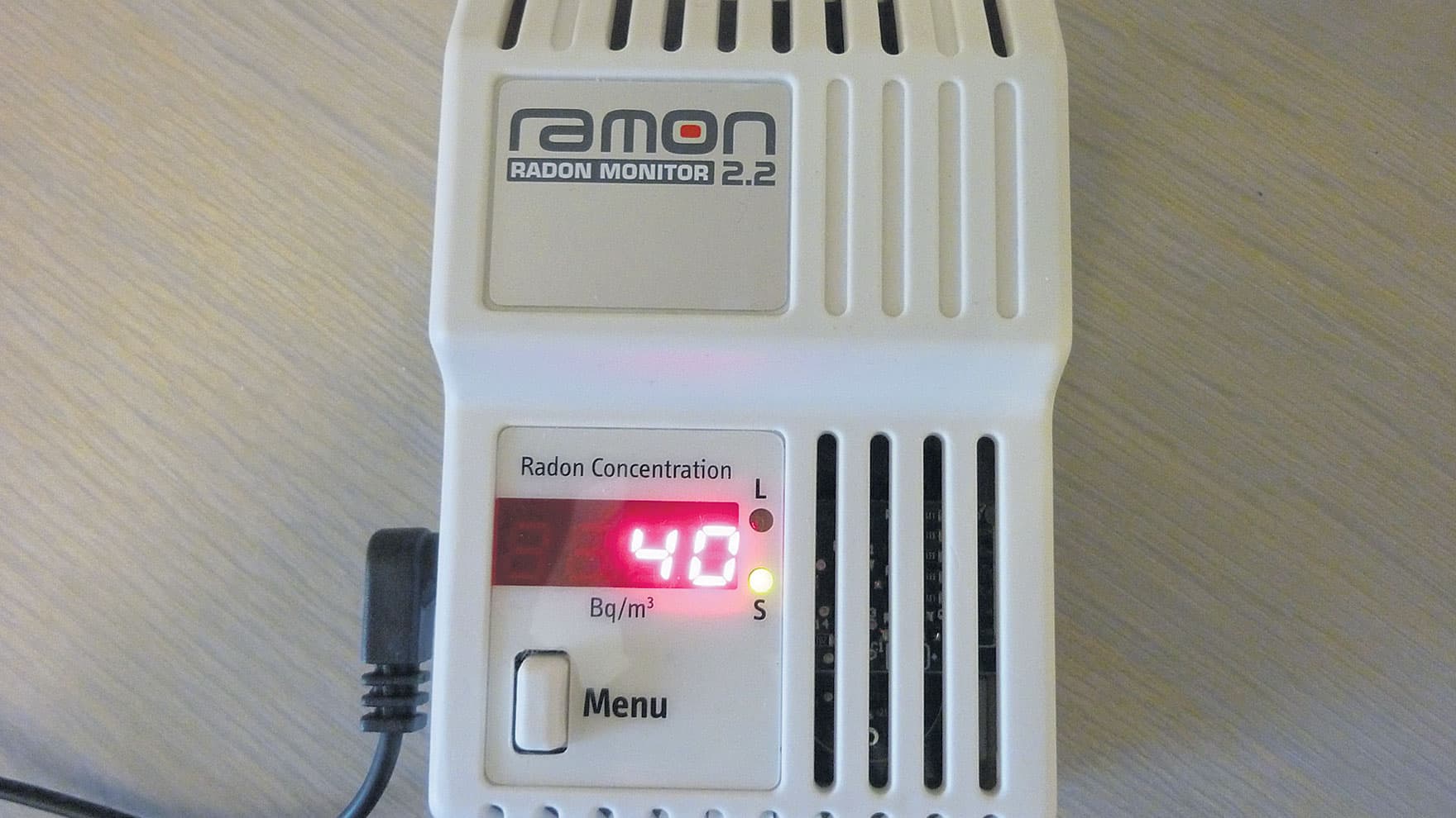 <p data-block-key="aqzi0">40 becquerelia. Tässä asunnossa radonpitoisuudet ovat sallitulla tasolla. Jo pelkästään hyvä ilmanvaihto auttaa usein pudottamaan korkeita radonpitoisuuksia. Radonpitoisuus vaihtelee ajan kuluessa, joten pitempi mittaus tuo lisää tarkkuutta tulokseen. Halutessasi tarkkoja tietoja, ota yhteyttä STUKin mittauspalveluun.</p>