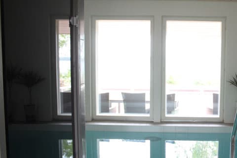 <p data-block-key="7p92l">Maisema avautuu myös ylelliseen allashuoneeseen.</p>