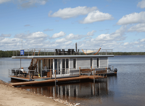 <p data-block-key="zr8rt">Uivat huvilat ovat ohjattavia, vakaaseen katamaraanirunkoon pohjautuvia loma-asumuksia, jotka voi halutessaan ohjelmoida kulkemaan automaattiohjauksella. Ne soveltuvat liikkumiseen sisävesistöillä sekä suojaisilla saaristomerialueilla. Liikkuvat huvilat luokitellaan vesikulkuneuvoiksi ja ne rekisteröidään venerekisteriin.</p>