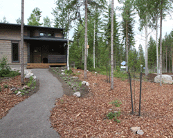 <p data-block-key="qiq5v">Kohde 19; rakennus ja piha osana luontoa</p>