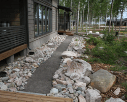 <p data-block-key="gyxsc">Kohde 19; polku avautuu rantakivikkoon</p>