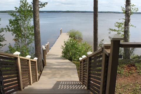 <p data-block-key="wudks">Mökiltä on suora yhteys laiturille.</p>