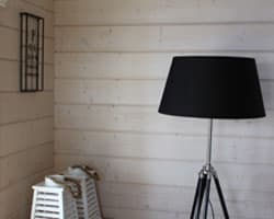 <p data-block-key="s2l5m">Musta lampunvarjostin on tyylikäs ilmestys.</p>