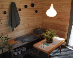 <p data-block-key="rnxyv">Harmaat sisustuselementit sointuvat kauniisti saunatupaan.</p>