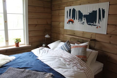 <p data-block-key="54qd0">Hirsiseinät luovat perinnemökin vaikutelman.</p>