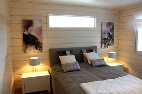 <p data-block-key="88ix4">Makuuhuoneen tyylikkään symmetrinen sisustus.</p>