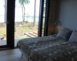 <p data-block-key="cn1hw">Sängystä näkee suoraan järvelle.</p>