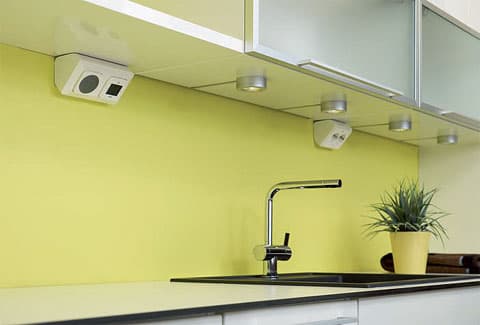 <p data-block-key="8txib">Nurkka-Jussi - kulmaan asennettava kojerasia Nurkka-Jussi -pintakehys tuo uusia asennusmahdollisuuksia. Nurkka-Jussi sopii erityisesti keittiön ja kodinhoitohuoneen työtason välitilan asennuksiin. Se sopii asennettavaksi nurkkaan tai vaikka katonrajaan muissakin huoneissa sekä saneeraus- että uudiskohteissa.</p>